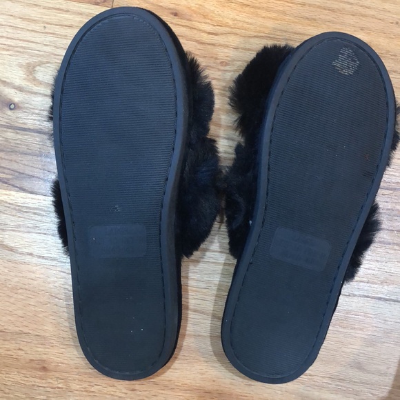 Pink fluffy cross cross strap slippers and black fluffy black cross slippers - Picture 9 of 11